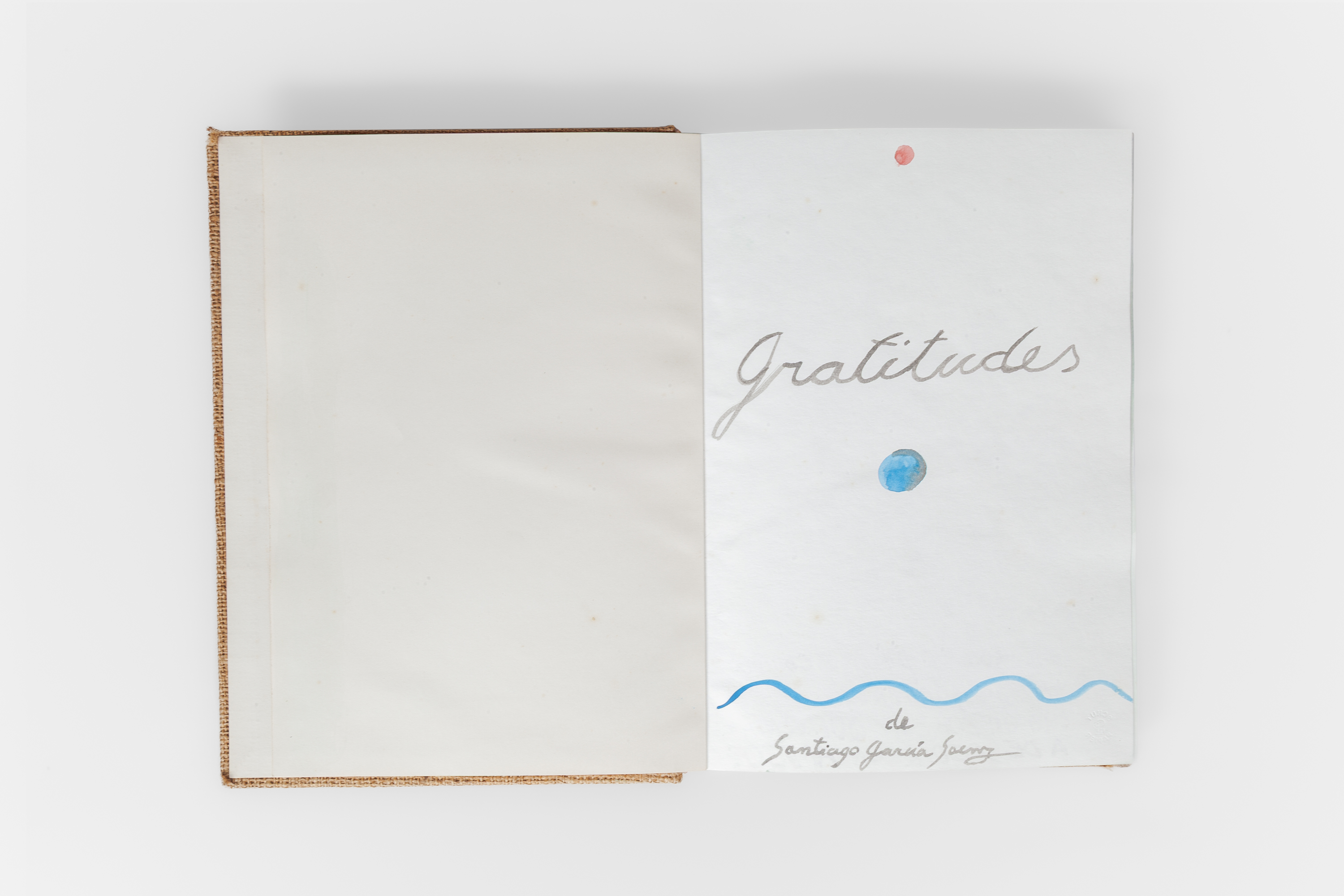 SGSL102. Santiago García Sáenz. Gratitudes, 1997-2004. Libro de artista. Acuarela, tinta y fotografías sobre papel; tapa dura forrada en arpillera. 83 páginas. 35 x 25,5 x 3 cm